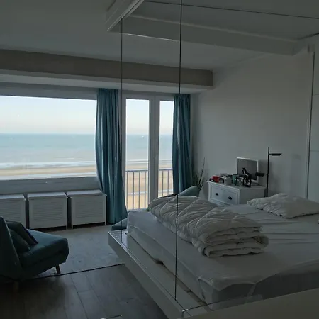 In With Stunning Sea View, Cleaning Included Lägenhet